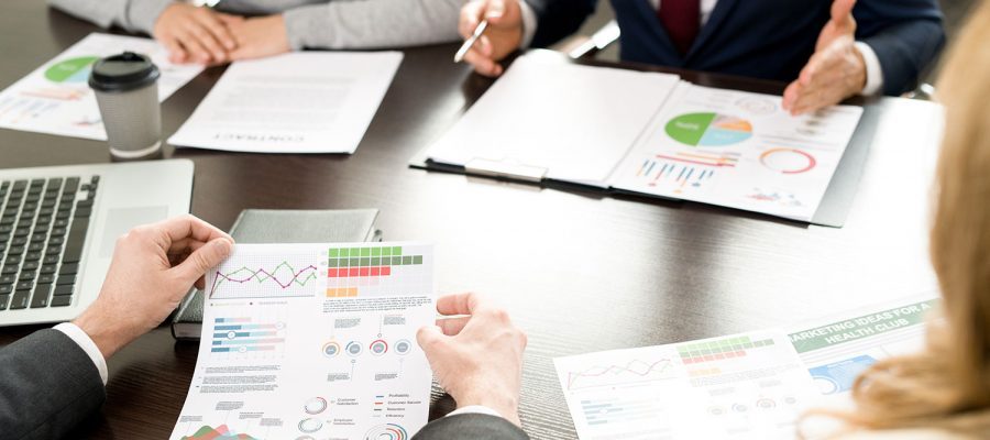 discussing-analytical-data-at-meeting-resize-p2scqpemnfmnguwk9fe8kjlct1rfmdrkx20aftokv4